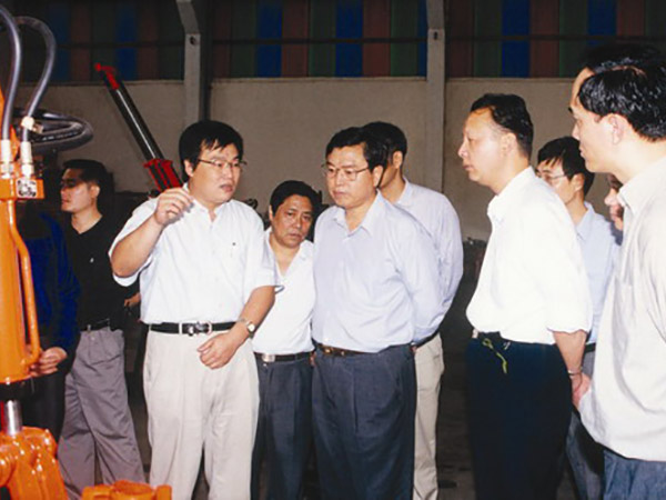 1999年，时任浙江省委书记的张德江视察开山集团