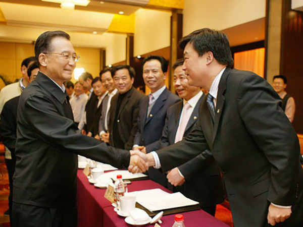 2008年11月21日，温家宝总理亲切接见曹克坚董事长
